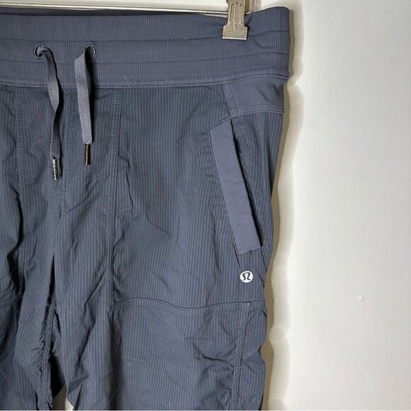 Lululemon Studio Crop Size 8 gray Drawcord At Hem - Picture 4 of 8